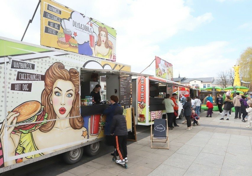 Zloty food trucków, targi śniadaniowe i lokalne bazarki (Grodziski Rynek).