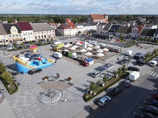 Zloty food trucków, targi śniadaniowe i lokalne bazarki (Grodziski Rynek).