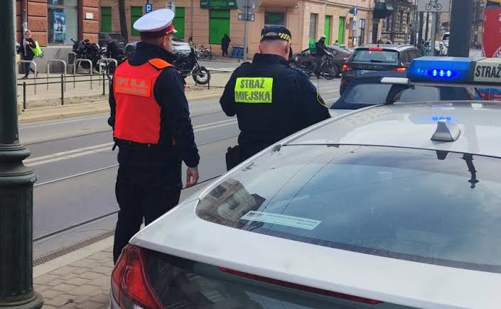 Działalność Straży Miejskiej – kontrole palenisk (smog) i źle zaparkowane samochody w centrum.