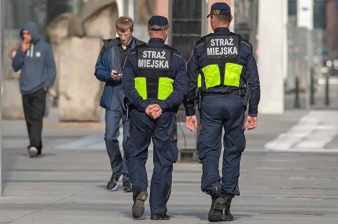 Działalność Straży Miejskiej – kontrole palenisk (smog) i źle zaparkowane samochody w centrum.