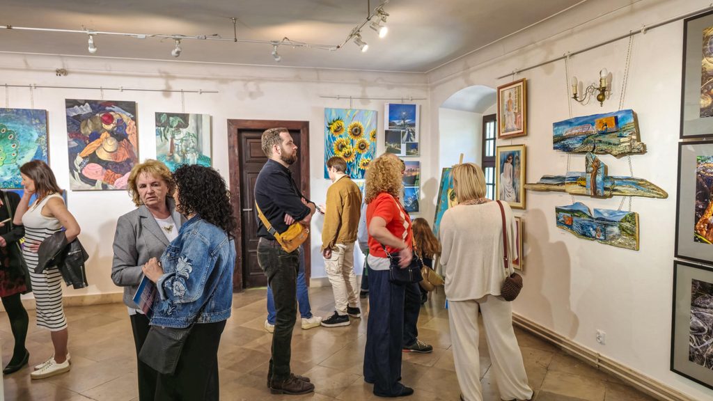 Kalendarz imprez w Centrum Kultury: Wystawy, spektakle teatralne i seanse w lokalnym kinie.